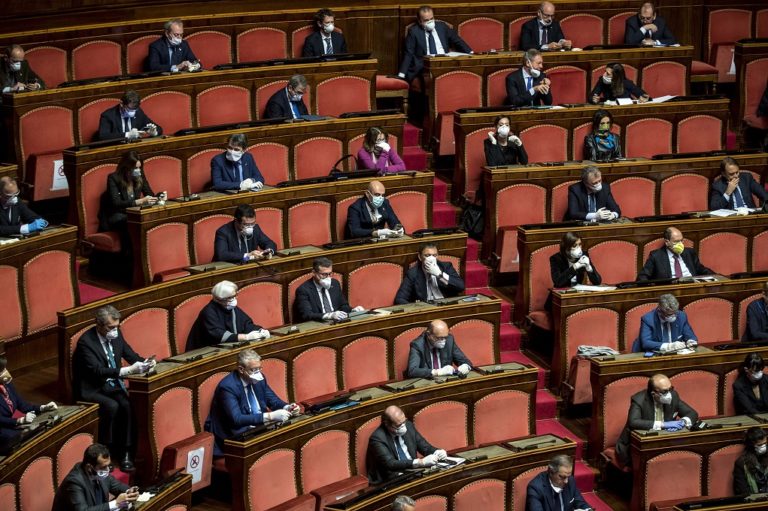 Ο κορονοϊός “χωρίζει και ενώνει” κράτη–ΗΠΑ και Ευρώπη στο επίκεντρο της πανδημίας (video)