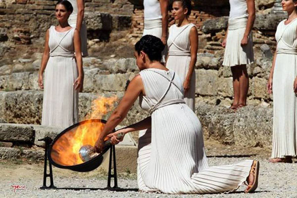 Ο Περιφερειάρχης άναψε τη Φλόγα στον Πύργο