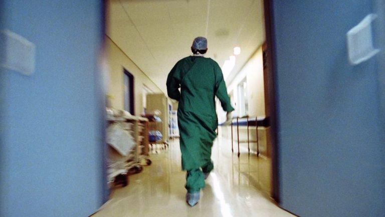 Αιτήσεις για προσλήψεις επικουρικών γιατρών μόνο ταχυδρομικά