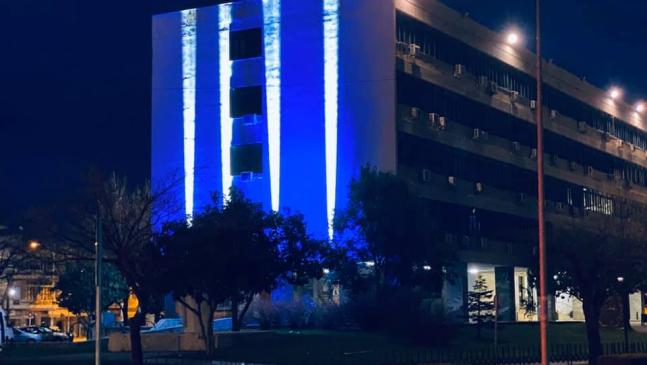 Κομοτηνή: Στα χρώματα της Ελληνικής σημαίας φωταγωγήθηκε το κτίριο της ΠΕ Ροδόπης