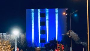 Κομοτηνή: Στα χρώματα της Ελληνικής σημαίας φωταγωγήθηκε το κτίριο της ΠΕ Ροδόπης