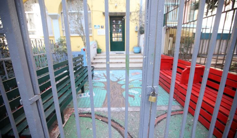 Το σχέδιο μετά τα κλειστά σχολεία: Εξ αποστάσεως εκπαίδευση, μείωση της ύλης