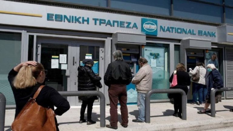 Ουρές έξω από τράπεζες για τις συντάξεις-Πρόστιμα για παραβίαση των μέτρων (video)