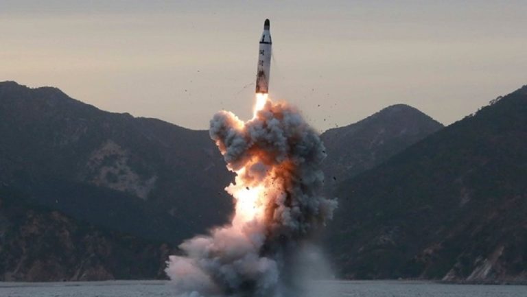 Η Βόρεια Κορέα δοκιμάζει  βαλλιστικούς πυραύλους στην Ανατολική Θάλασσα