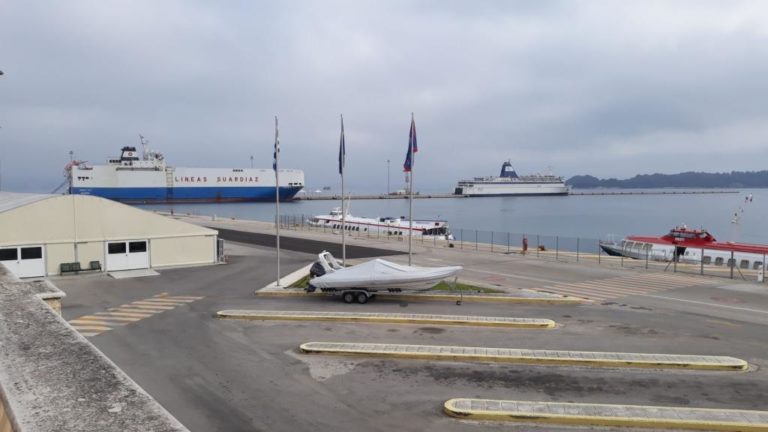 Στην Κέρκυρα πλοίο από την Ιταλία μετά από απαγόρευση προσέγγισης στην Αλβανία