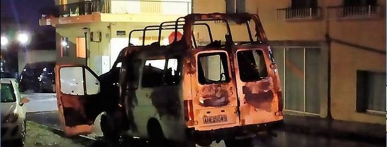 Στις φλόγες τυλίχτηκε ένα όχημα βαν στην Ξάνθη