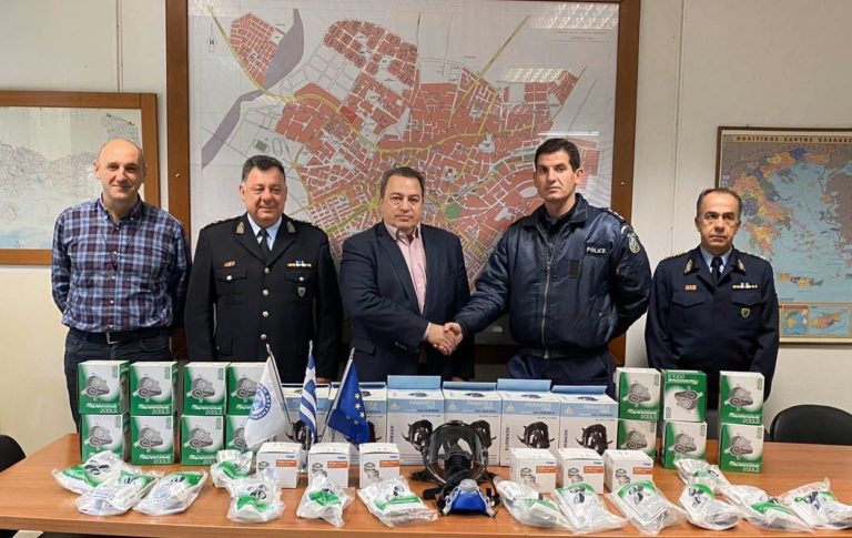Αντιασφυξιογόνες μάσκες του Δήμου Γλυφάδας μοίρασε ο Ευριπίδης Στυλιανίδης στους φύλακες των συνόρων