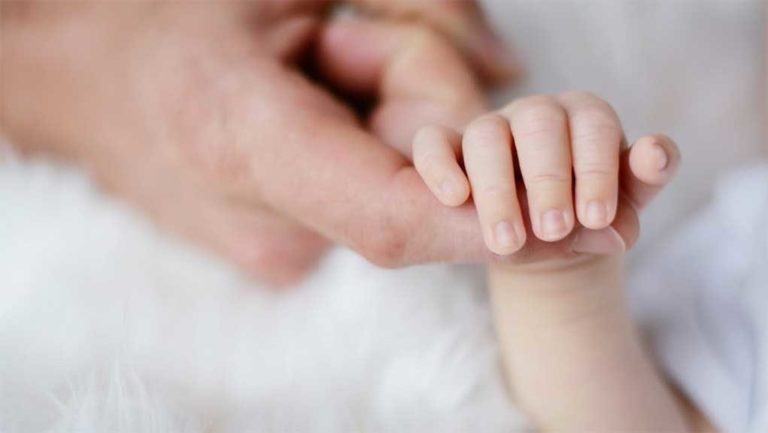 Επίδομα γέννησης: Αυξάνεται από 400 έως 1500 ευρώ – Αναλυτικά τα ποσά