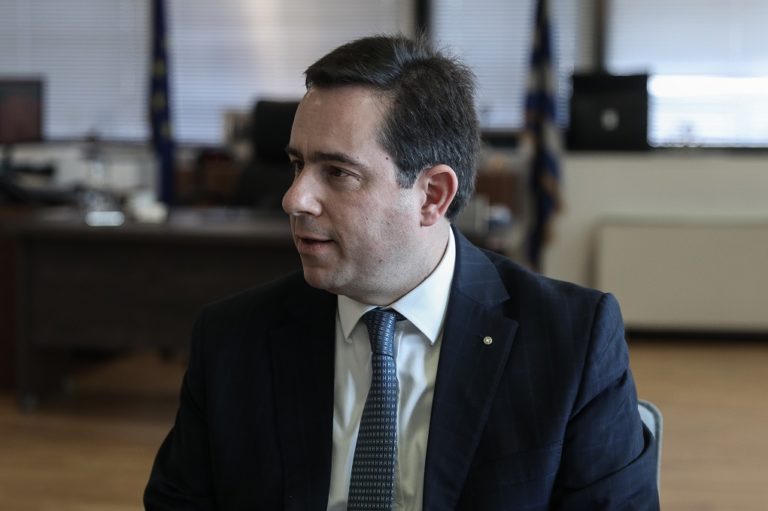 Μηταράκης: Μικρότερες από σήμερα οι δομές στα νησιά, κλειστές και ελεγχόμενες (video)