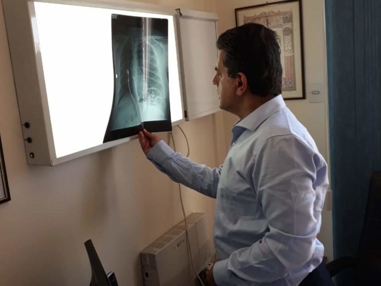 Ο Βουλευτής Ν.Δ. Καστοριάς αναλαμβάνει “υπηρεσία” ως πνευμονολόγος στο Νοσοκομείο Καστοριάς