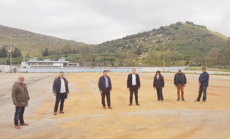 Επίσκεψη Αντιπεριφερειάρχη Ηρακλείου στο υπό ανακατασκευή γήπεδο Καστελίου