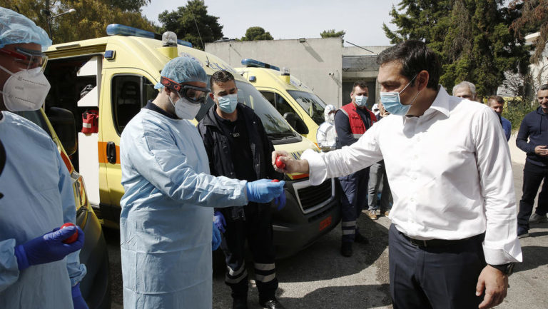 Επίσκεψη Αλ. Τσίπρα στο συντονιστικό του ΕΚΑΒ: Ευγνωμοσύνη στους μαχητές της πρώτης γραμμής