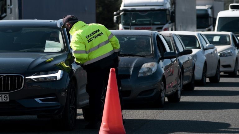 Μπλόκα της ΕΛ.ΑΣ στις εξόδους προς επαρχία-‘Ελεγχοι σε παράδρομους, μέχρι καταπέλτες πλοίων (video)