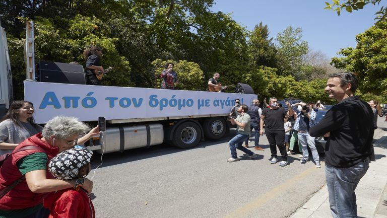 Με φορτηγό στις γειτονιές της Αθήνας η ‘Αλκ. Πρωτοψάλτη- Στάση και στο Μαξίμου
