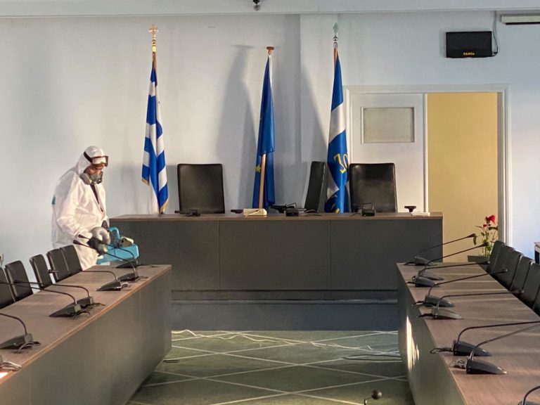 Καθημερινές απολυμάνσεις στις υπηρεσίες και τα οχήματα του Δήμου Χανίων