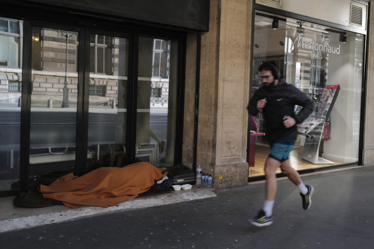 Σχέδια και προβληματισμός για τη χαλάρωση των μέτρων στην Ευρώπη-Δοκιμές εμβολίου στην Οξφόρδη (video)