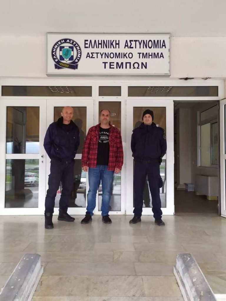 Μάσκες και αντισηπτικά σε αστυνομικούς