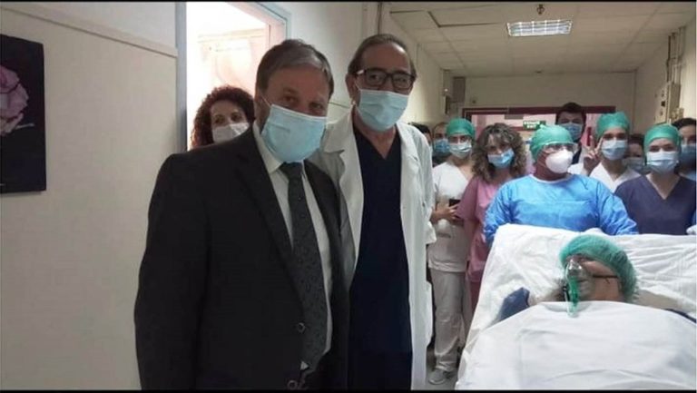 Με χειροκροτήματα βγήκε από τη ΜΕΘ η 63χρονη (Βίντεο)