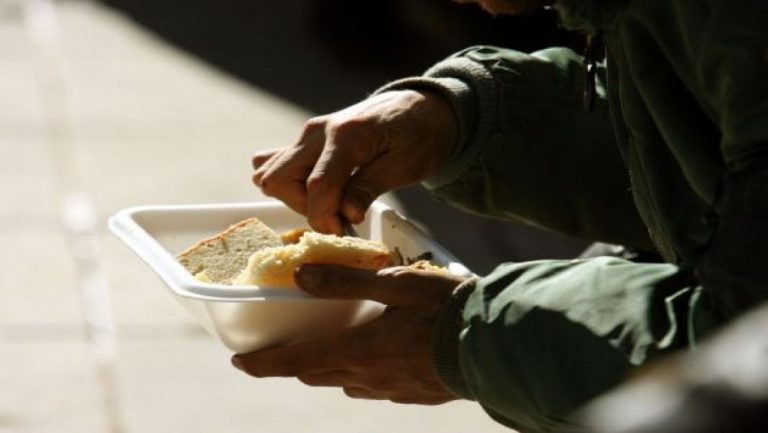 Φαγητό και μέσα προφύλαξης σε άστεγους του Ηρακλείου