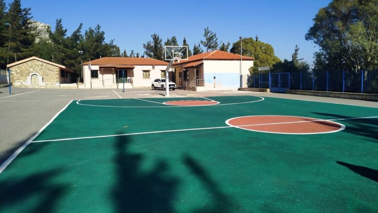 Έφτιαξαν το γήπεδο μπάσκετ του σχολείου