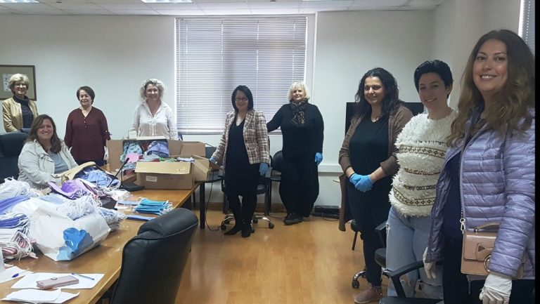 Ράβουν μάσκες για τα νοσοκομεία
