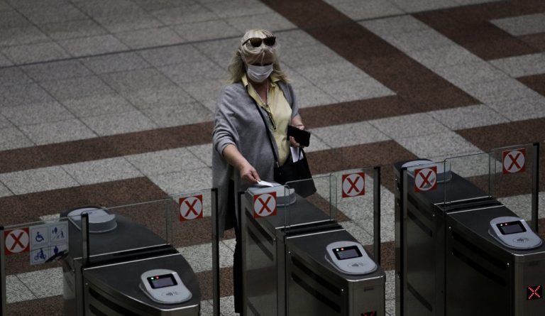 Κλιμακωτά η προσέλευση στο Δημόσιο-Μάσκες στα Μέσα Μεταφοράς-“Σηκώνουν ρολλά” τα μικρά μαγαζιά (video)