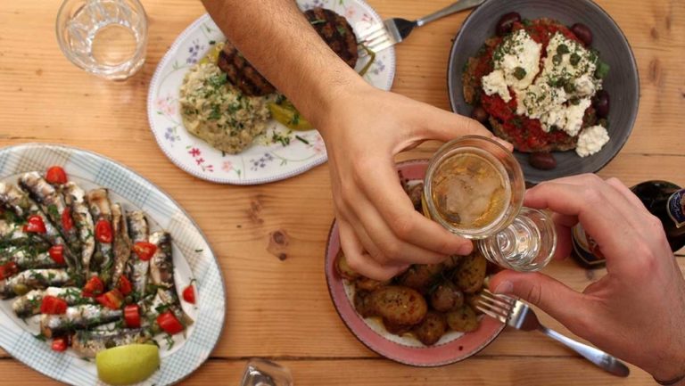 Άνοιξε το μεζεδοπωλείο και… πλήρωσε