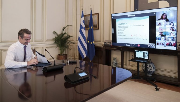 Τηλεδιάσκεψη Μητσοτάκη με μαθητές από την Μυτιλήνη: “Να έχουμε εμπιστοσύνη στις δυνατότητές μας” (video)