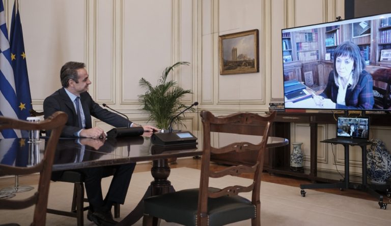 Τηλεδιάσκεψη του πρωθυπουργού με την Πρόεδρο της Δημοκρατίας (video)