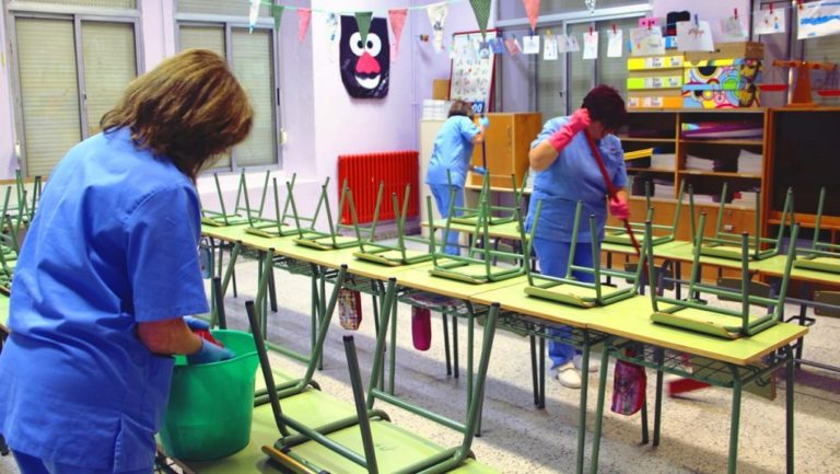 Μέσα ατομικής προστασίας σε καθαρίστριες σχολείων