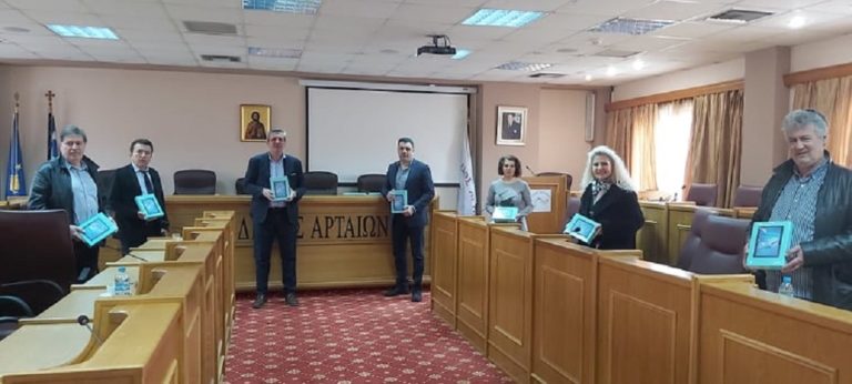 Παραδόθηκαν 100 tablet από Δήμο Αρταίων
