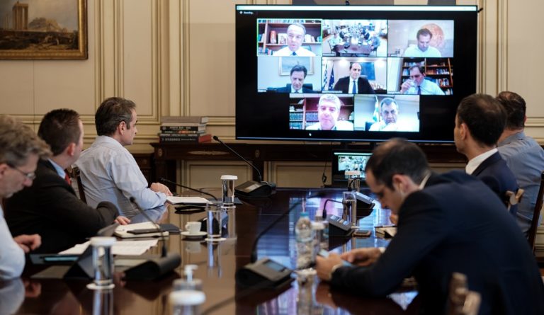 Τηλεδιάσκεψη του πρωθυπουργού με το οικονομικό επιτελείο για τα μέτρα στήριξης