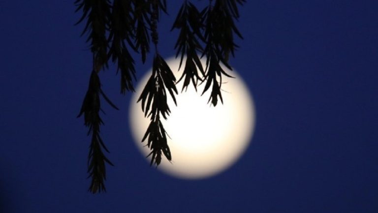 Απόψε το μεγαλύτερο και πιο φωτεινό φεγγάρι του έτους
