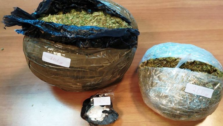 Τον έπιασαν με τα ναρκωτικά στην… πλάτη