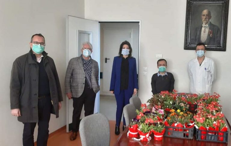 Κέρκυρα: Όχημα μεταφοράς δειγμάτων και λουλούδια στο νοσοκομείο από το Δήμο Κ. Κέρκυρας