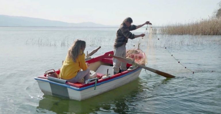 ΕΡΤ1 – Στη λίμνη Τριχωνίδα η εκπομπή «Η ζωή αλλιώς» με την Ίνα Ταράντου