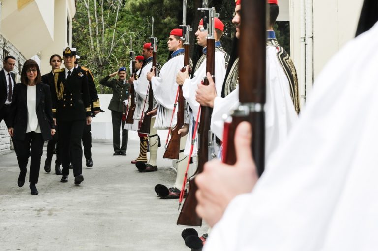 Επίσκεψη της ΠτΔ στην Προεδρική Φρουρά- Τιμή στην Παγκόσμια ημέρα Βιβλίου