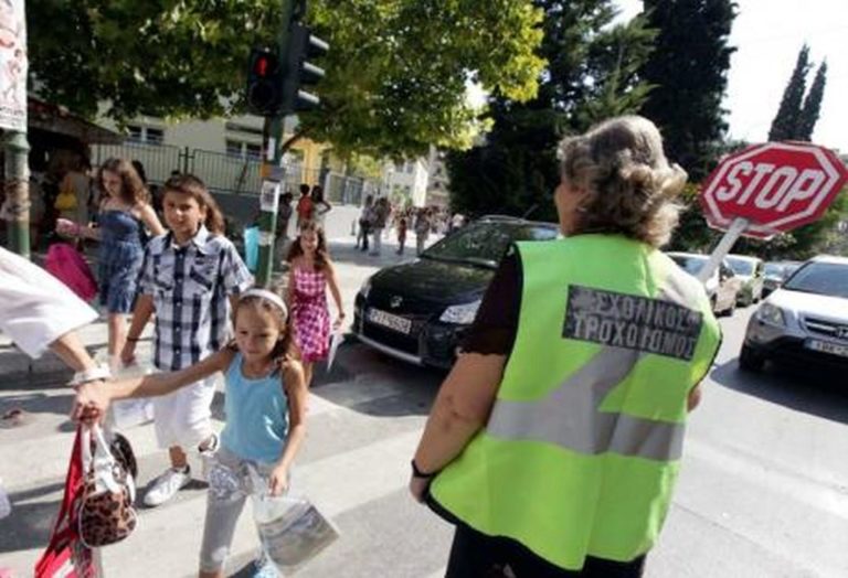 Πληρώνονται έως τέλος Απριλίου οι σχολικοί τροχονόμοι