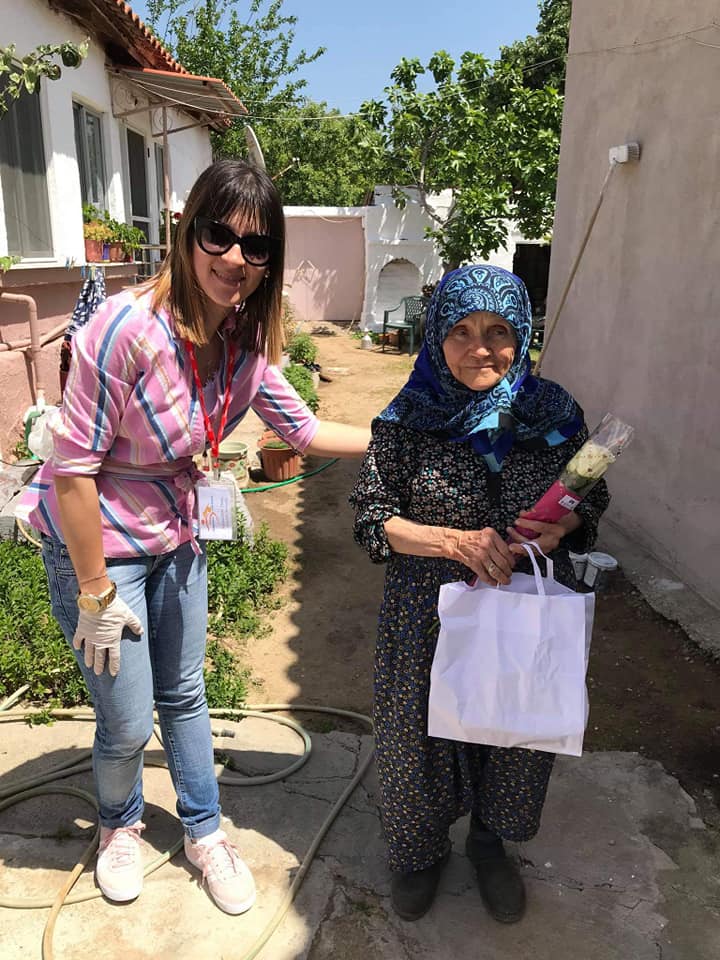 Δήμος Ιάσμου: Μοίρασε λουλούδια σε ηλικιωμένες μητέρες