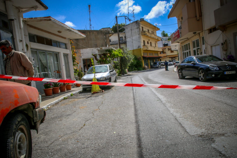 Φονική συμπλοκή στα Ανώγεια με δύο νεκρούς και έναν τραυματία- Παραδόθηκε ο γιος του πρώτου θύματος (video)