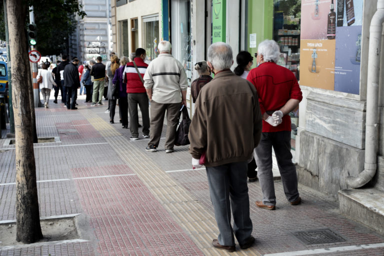 Μεγάλες ουρές σε γραφείο της ΕΥΔΑΠ-Εντολή Καραμανλή να μην κοπεί το νερό σε κανέναν καταναλωτή (video)