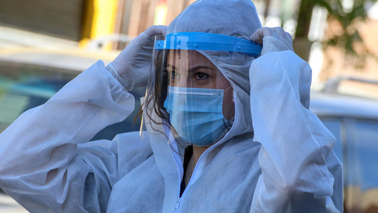 Λάρισα: Επεισόδια στον οικισμό των Ρομά-Εντοπισμός 35 κρουσμάτων-Στα 160 τα θύματα του Covid19 (video)