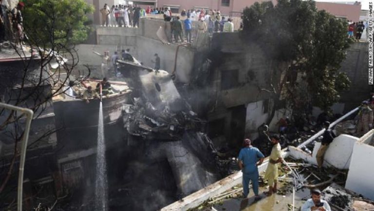 Πακιστάν-αεροπορικό δυστύχημα: Εντοπίστηκαν τα δύο μαύρα κουτιά-Τουλάχιστον 97 νεκροί- Δύο οι επιζώντες (video)