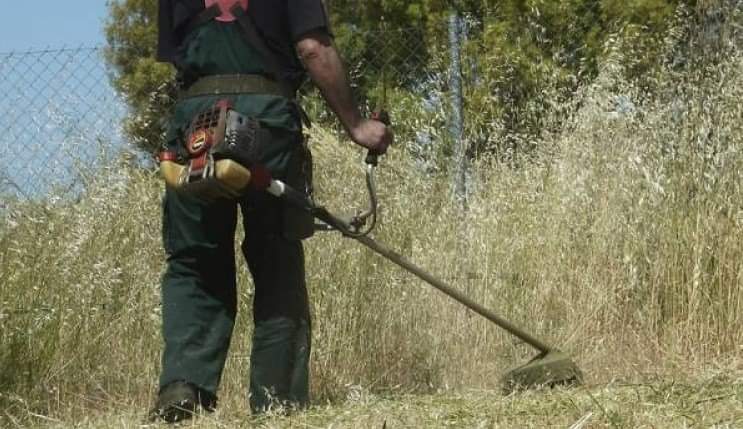 Στην κοπή χόρτων, στην αποκατάσταση φθορών, πράσινο εστιάζει ο δήμος Μαρωνείας Σαπών