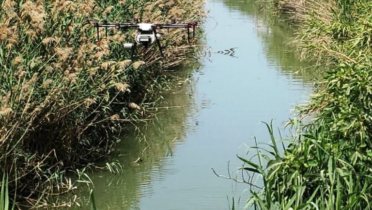 Ψεκάζουν με drone τα κουνούπια