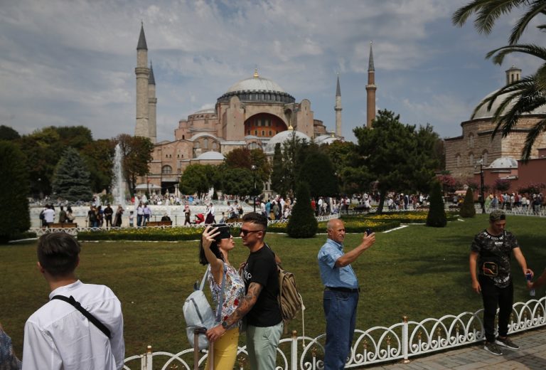 Ανάρτηση συνεργάτη του Ερντογάν δίνει τροφή για μετατροπή της Αγ. Σοφίας σε μουσουλμανικό τέμενος