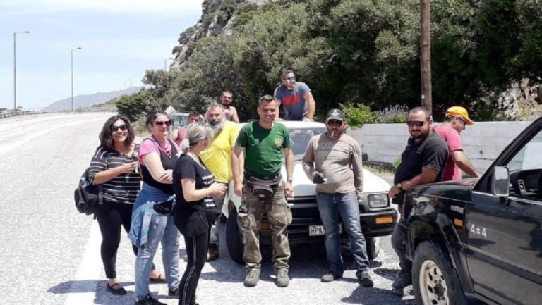 Καθαρίζουν το Καλό Χωριό