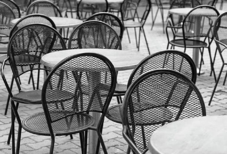 Διαμαρτυρία με άδειες καρέκλες