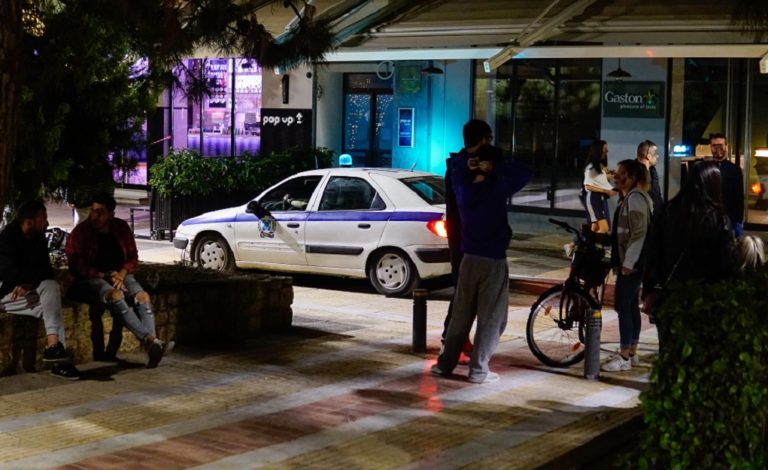 Προβληματισμός για τις συναθροίσεις σε πλατείες και ανοιχτούς χώρους παρά τις προειδοποιήσεις των ειδικών