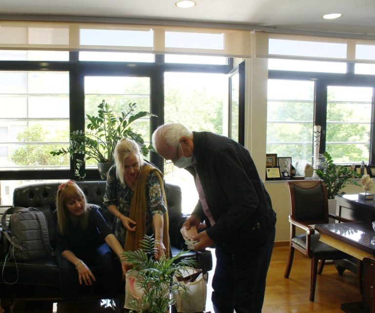 Πάνινες μάσκες πρόσφερε στο Δήμο Λαρισαίων το Θεσσαλικό Θέατρο